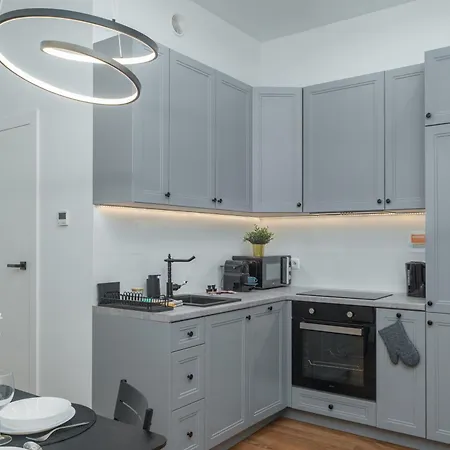 Center Gem Huge Patio, Ac & Modern Design