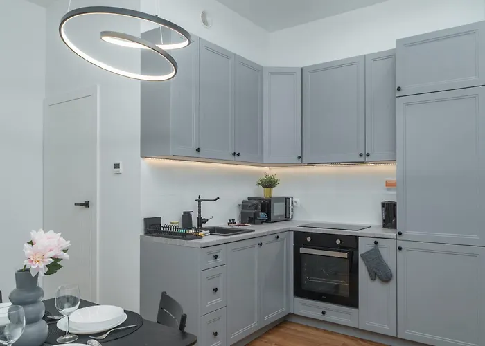 Center Gem Huge Patio, Ac & Modern Design