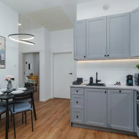 Center Gem Huge Patio, Ac & Modern Design